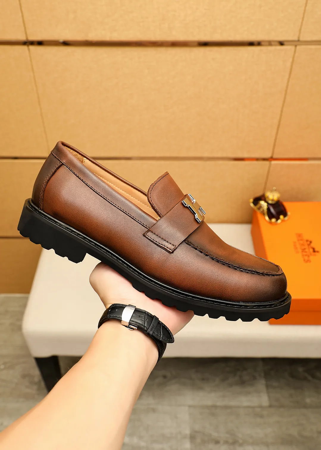 Men's shoes 💰460 💐 Product trademark: HERMES "Hermès" casual leather shoes Regular size: 38-44 (45.46🉑️customized) Product materials: Selected imported first-layer calfskin upper + luxury hardware buckle, imported water-dyed 🐂 cowhide lining. Strong three-dimensional visual effect, original outsole Color: 4⃣️colors available